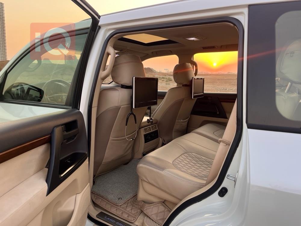 تۆیۆتا لاند کروزەر